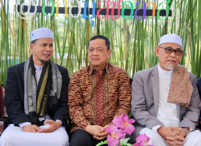 ผู้ว่าราชการจังหวัดสุราษฎร์ธานี ร่วมแสดงความยินดีในพิธีเปิดม ... พารามิเตอร์รูปภาพ 1