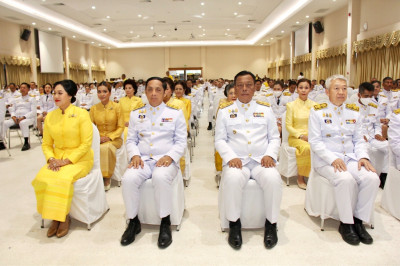 จังหวัดสุราษฎร์ธานีจัดพิธีวางพานพุ่มดอกไม้ถวายราชสักการะ เนื ... พารามิเตอร์รูปภาพ 1