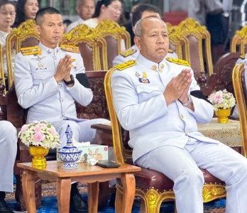 เชิญพวงมาลาไปวางที่หน้าหีบศพ พระราชมงคลวชิราภรณ์ (ประพันธ์ ส ... พารามิเตอร์รูปภาพ 1