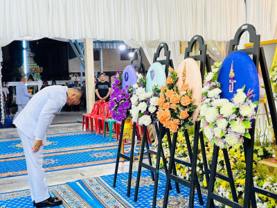 ผู้ว่าราชการจังหวัดสุราษฎร์ธานีเชิญพวงมาลาพระราชทานและพวงมาล ... พารามิเตอร์รูปภาพ 1