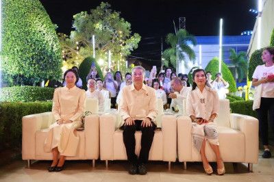 ประธานจุดธูปเทียนบูชาพระรัตนตรัย และถวายจตุปัจจัยไทยธรรม แด่ ... พารามิเตอร์รูปภาพ 1