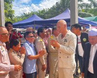 รองผู้ว่าราชการจังหวัดสุราษฎร์ธานี และนายสำนวน ทองศรี นายอำเ ... พารามิเตอร์รูปภาพ 1