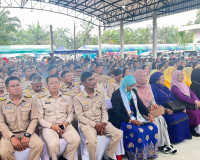 รองผู้ว่าราชการจังหวัดสุราษฎร์ธานี และนายสำนวน ทองศรี นายอำเ ... พารามิเตอร์รูปภาพ 5