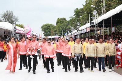 จังหวัดสุราษฎร์ธานีนำเรือพนมพระถ้วยรางวัลพระราชทาน ร่วมแสดงโ ... พารามิเตอร์รูปภาพ 1
