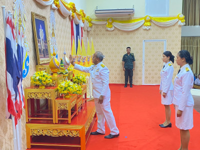 รองผู้ว่าราชการจังหวัดสุราษฎร์ธานี เป็นประธานในพิธีถวายพระพร ... พารามิเตอร์รูปภาพ 1