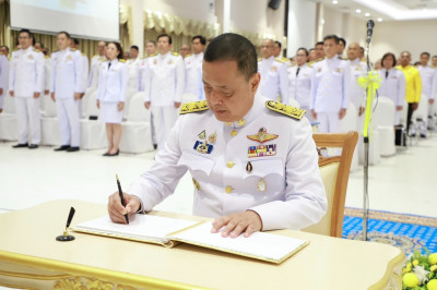 ผู้ว่าราชการจังหวัดสุราษฎร์ธานี นำข้าราชการและพสกนิกรชาวจังห ... พารามิเตอร์รูปภาพ 1