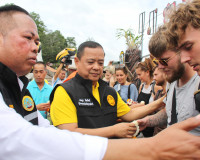 ผู้ว่าฯ สุราษฎร์ธานีพร้อมผู้เกี่ยวข้องรุดให้กำลังใจกลุ่มนักท ... พารามิเตอร์รูปภาพ 8