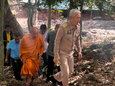 รองผู้ว่าราชการจังหวัดสุราษฎร์ธานี พร้อมด้วยจ่าเอกพิรพร อุลิ ... พารามิเตอร์รูปภาพ 1