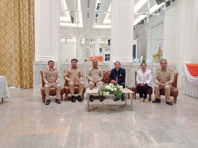 รองผู้ว่าราชการจังหวัดสุราษฎร์ธานี กล่าวต้อนรับ ร้อยโท ชวัช  ... พารามิเตอร์รูปภาพ 1