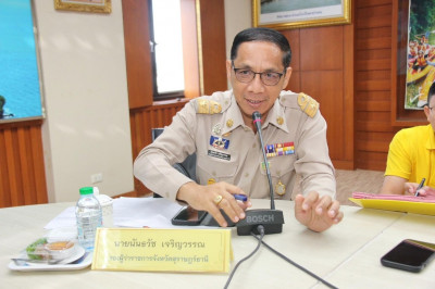 รองผู้ว่าราชการจังหวัดสุราษฎร์ธานี พร้อมด้วยหัวหน้าส่วนราชกา ... พารามิเตอร์รูปภาพ 1