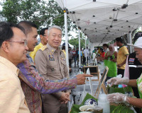 รองผู้ว่าราชการจังหวัดสุราษฎร์ธานี เป็นประธานเปิด &quot;ตลาดเกษตร ... พารามิเตอร์รูปภาพ 9