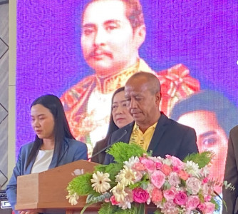 รองผู้ว่าราชการจังหวัดสุราษฎร์ธานี กล่าวต้อนรับ พล.อ.เกรียงไ ... พารามิเตอร์รูปภาพ 1