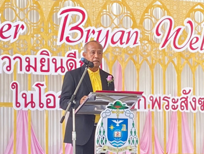 รองผู้ว่าราชการจังหวัดสุราษฎร์ธานี กล่าวต้อนรับ อาร์ชบิชอป ป ... พารามิเตอร์รูปภาพ 1