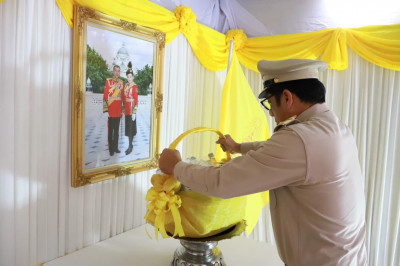 รองผู้ว่าราชการจังหวัดสุราษฎร์ธานี เชิญตะกร้าสิ่งของพระราชทา ... พารามิเตอร์รูปภาพ 1