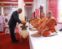 รองผู้ว่าราชการจังหวัดสุราษฎร์ธานี ร่วมพิธีถวายผ้ากฐินพระราช ... พารามิเตอร์รูปภาพ 4