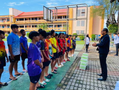 รองผู้ว่าราชการจังหวัดสุราษฎร์ธานี พร้อมด้วย นางรุ้งเพชร รอด ... พารามิเตอร์รูปภาพ 1