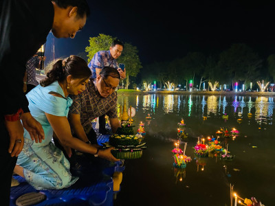 รองผู้ว่าราชการจังหวัดสุราษฎร์ธานี พร้อมด้วย นางพรรณทิพย์ เจ ... พารามิเตอร์รูปภาพ 1