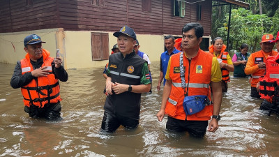รองผู้ว่าราชการจังหวัดสุราษฎร์ธานี เร่งลงพื้นที่ช่วยเหลือประ ... พารามิเตอร์รูปภาพ 1