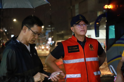 รักษาราชการแทนผู้ว่าฯสุราษฎร์ ฯ ควง นายกเทศมนตรี บัญชาการแก้ ... พารามิเตอร์รูปภาพ 1