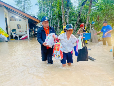 รองผู้ว่าราชการจังหวัดสุราษฎร์ธานี ลงพื้นที่ติดตามสถานการณ์ฝ ... พารามิเตอร์รูปภาพ 1