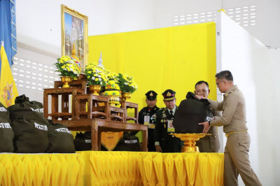 พระบาทสมเด็จพระเจ้าอยู่หัว ทรงห่วงใยราษฎรที่ประสบอุทกภัย ในโ ... พารามิเตอร์รูปภาพ 1