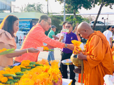 รองผู้ว่าราชการจังหวัดสุราษฎร์ธานี พร้อมด้วย นางพรรณทิพย์ เจ ... พารามิเตอร์รูปภาพ 1