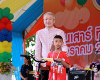 รองผู้ว่าราชการจังหวัดสุราษฎร์ธานี เป็นประธานเปิดงานวันเด็กแ ... พารามิเตอร์รูปภาพ 4
