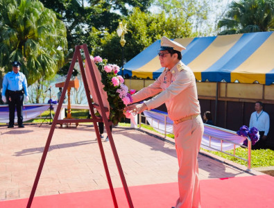 รองผู้ว่าราชการจังหวัดสุราษฎร์ธานี เป็นประธานในพิธีวางพวงมาล ... พารามิเตอร์รูปภาพ 1
