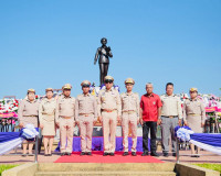 รองผู้ว่าราชการจังหวัดสุราษฎร์ธานี เป็นประธานในพิธีวางพวงมาล ... พารามิเตอร์รูปภาพ 6