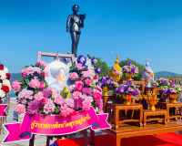 รองผู้ว่าราชการจังหวัดสุราษฎร์ธานี เป็นประธานในพิธีวางพวงมาล ... พารามิเตอร์รูปภาพ 12