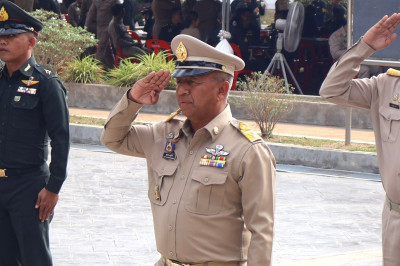 รองผู้ว่าราชการจังหวัดสุราษฎร์ธานี ร่วมพิธีวางพวงมาลาและบำเพ ... พารามิเตอร์รูปภาพ 1