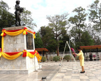 รองผู้ว่าราชการจังหวัดสุราษฎร์ธานี ร่วมพิธีวางพวงมาลาและบำเพ ... พารามิเตอร์รูปภาพ 4