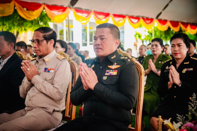 รองผู้ว่าราชการจังหวัดสุราษฎร์ธานี ร่วมเป็นเกียรติในพิธีวันส ... พารามิเตอร์รูปภาพ 1