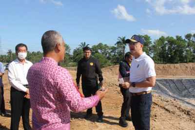 ผู้ว่าฯ สุราษฎร์ธานีนำทีมลงพื้นที่ตรวจสอบและประเมินสถานที่กำ ... พารามิเตอร์รูปภาพ 1