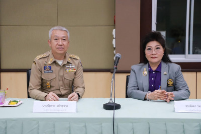 รองผู้ว่าราชการจังหวัดสุราษฎร์ธานี ให้การต้อนรับ ดร.ลัดดา วิ ... พารามิเตอร์รูปภาพ 1