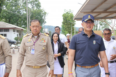 ผู้ว่าฯ สุราษฎร์ธานี ลงพื้นที่ตรวจเยี่ยมหน่วยเลือกตั้งนายกเท ... พารามิเตอร์รูปภาพ 1