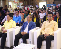 ผู้ว่าราชการจังหวัดสุราษฎร์ธานี ร่วมเปิดงาน มหกรรมแก้หนี้ สร ... พารามิเตอร์รูปภาพ 12