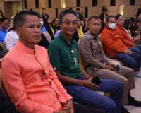 ผู้ว่าราชการจังหวัดสุราษฎร์ธานี ร่วมเปิดงาน มหกรรมแก้หนี้ สร ... พารามิเตอร์รูปภาพ 14