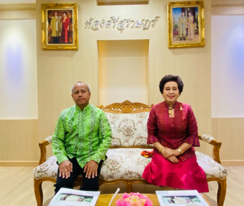 รองผู้ว่าราชการจังหวัดสุราษฎร์ธานี ให้การต้อนรับหม่อมราชวงศ์ ... พารามิเตอร์รูปภาพ 1