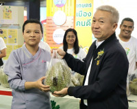 รองผู้ว่าราชการจังหวัดสุราษฎร์ธานี เป็นประธานพิธีเปิดงานเกษต ... พารามิเตอร์รูปภาพ 6