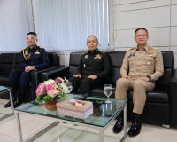ผู้ว่าฯ สุราษฎร์ธานี ให้การต้อนรับ พล.อ.ศิวะ ภระมรทัต ประจำส ... พารามิเตอร์รูปภาพ 2