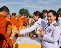 พสกนิกรจังหวัดสุราษฎร์ธานีทุกหมู่เหล่าพร้อมใจร่วมพิธีทำบุญตั ... พารามิเตอร์รูปภาพ 17