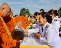 พสกนิกรจังหวัดสุราษฎร์ธานีทุกหมู่เหล่าพร้อมใจร่วมพิธีทำบุญตั ... พารามิเตอร์รูปภาพ 18