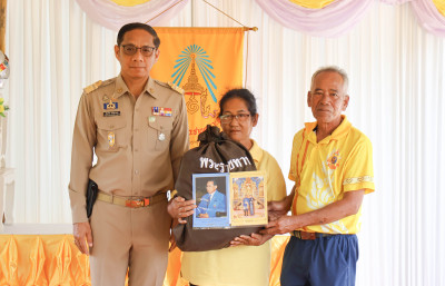 จังหวัดสุราษฎร์ธานี มอบสิ่งของพระราชทาน ช่วยเหลือผู้ประสบอัค ... พารามิเตอร์รูปภาพ 1
