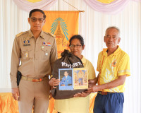 จังหวัดสุราษฎร์ธานี มอบสิ่งของพระราชทาน ช่วยเหลือผู้ประสบอัค ... พารามิเตอร์รูปภาพ 9
