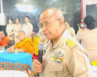 รองผู้ว่าราชการจังหวัดสุราษฎร์ธานี กล่าวถวายการต้อนรับพระเทพ ... พารามิเตอร์รูปภาพ 1