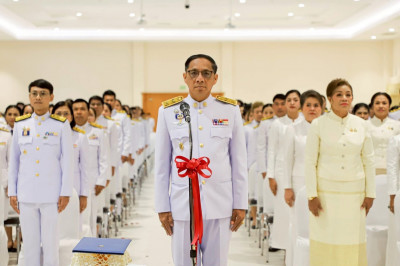 รองผู้ว่าราชการจังหวัดสุราษฎร์ธานีเป็นประธานในพิธีถวายเครื่อ ... พารามิเตอร์รูปภาพ 1