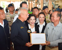 รองนายกรัฐมนตรีและรัฐมนตรีว่าการกระทรวงคมนาคม ลงพื้นที่พบปะเ ... พารามิเตอร์รูปภาพ 16