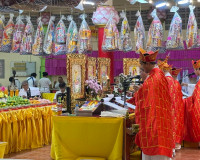 รองผู้ว่าราชการจังหวัดฯ ร่วมประกอบพิธีสวดมนต์-เดินธูป ในงานเ ... พารามิเตอร์รูปภาพ 2