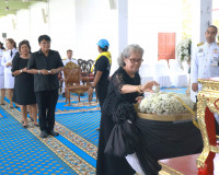 ผู้ว่าราชการจังหวัดสุราษฎร์ธานี ประกอบพิธีถวายน้ำสรงพระบรมศพ ... พารามิเตอร์รูปภาพ 4